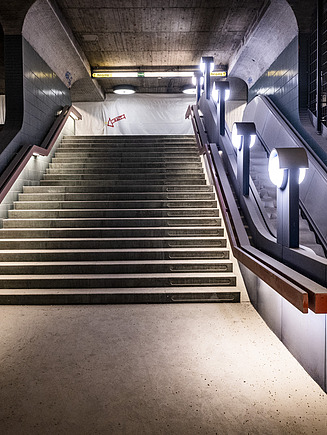 Foto von einer Treppe und Rolltreppe