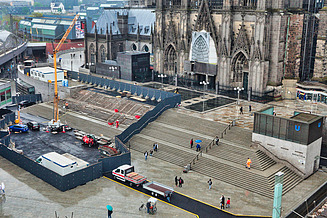 Foto einer Baustelle an einem Vorplatz vor einer Kirche