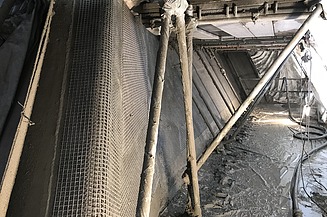 Einsatz von neuen Baustoffen Foto von einem Gerüst und Metalldrähten an einer Konstruktion