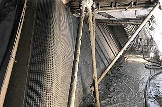 Einsatz von neuen Baustoffen Foto von einem Gerüst und Metalldrähten an einer Konstruktion