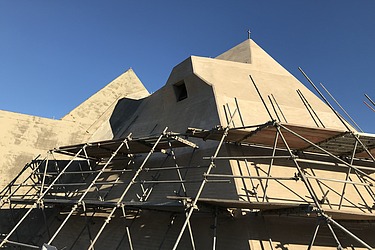 Foto der Faltdachkonstruktion einer Kirche