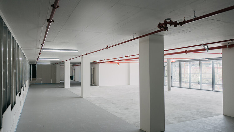 Foto einer Lagerhalle mit Säulen