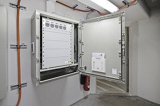 Unterhaltung mittels Sensoren und Monitoring Foto eines Überwachungssystemskastens an einer Wand