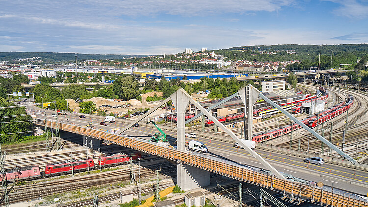 Foto einer Brücke mit darunterliegenden Bahngleisen 