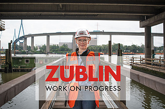 Foto von einer Frau mit Helm vor Wasser und Brücke