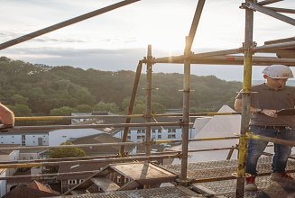 Foto von zwei Personen auf einem Gerüst 