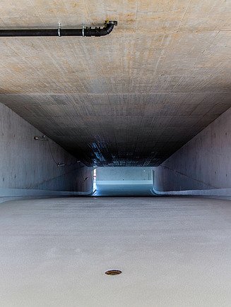 Foto einer Zufahrtsrampe im Parkhaus