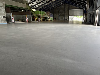Foto einer Halle von Innen mit Container
