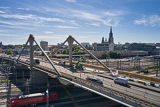 Foto einer Brücke mit Stadt im Hintergrund