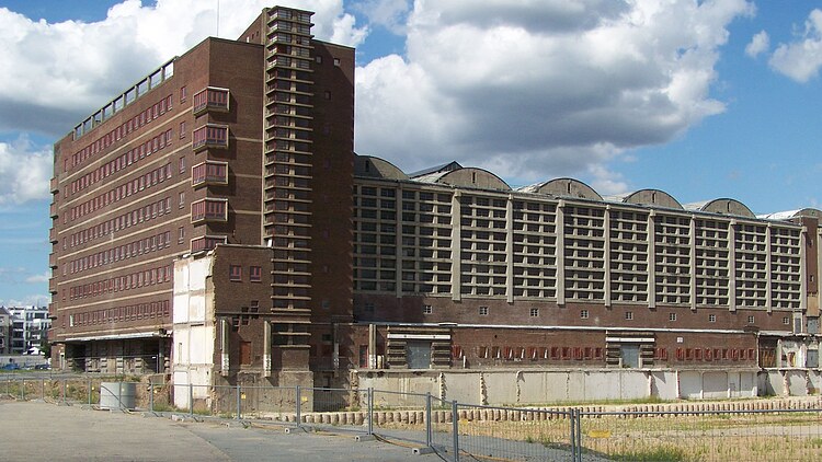 Foto einer großen Lagerhalle von außen und umliegendes Gelände