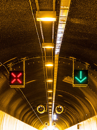 Foto der Decke eines Tunnels mit Fahrbahnsperrung- und Freigabeleuchten