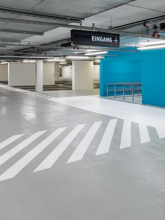 Foto einer Tiefgarage mit weiß-blauen Farbakzenten