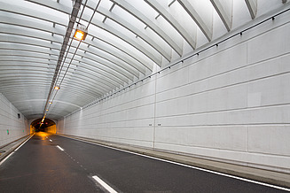 Foto eines Tunnels mit Deckenlammellen