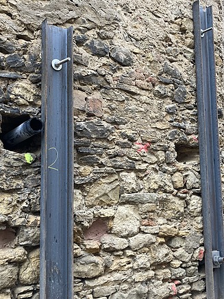 Foto von Sicherungsarbeiten an einer Steinmauer