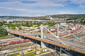Instandsetzung von Infrastrukturbauten Foto von einer Brücke und darunterliegenden Gleisen