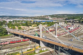 Instandsetzung von Infrastrukturbauten Foto von einer Brücke und darunterliegenden Gleisen