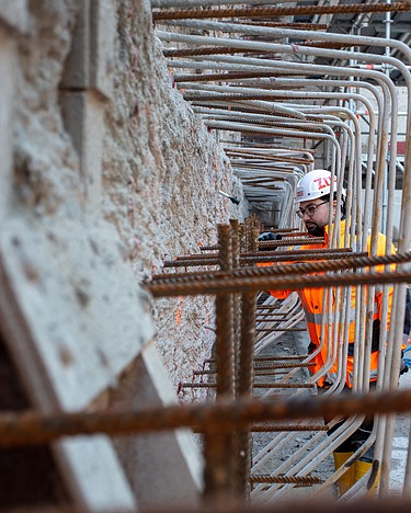 Foto von zwei Personen an einer freigelegten Stahlbewehrung
