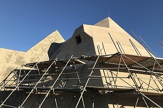 Baudenkmalpflege einer Faltdachkonstruktion Foto der Faltdachkonstruktion einer Kirche