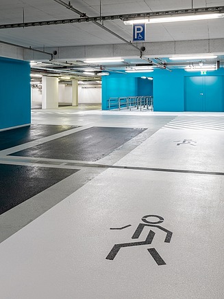 Foto eines Personen-Icons auf dem Boden einer Tiefgarage