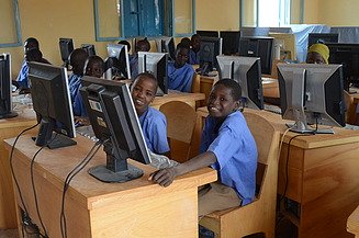 Unterstützung für Kinder in Niger Foto von mehreren Kindern in einem Raum mit mehreren Computern