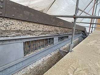 Foto eines Stahlbalkens des Daches