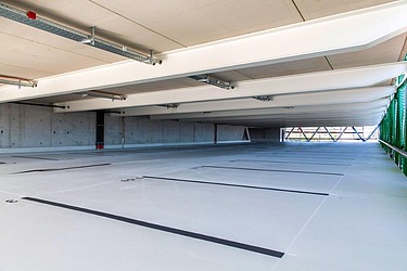 Foto eines sanierten Parkdecks mit Parkbuchtenstreifen