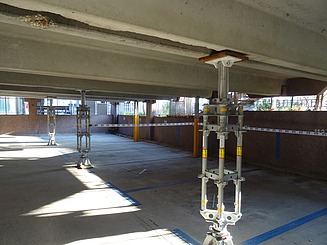 Foto von Stützen im Parkhausdeck