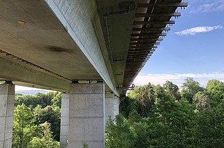 Betoninstandsetzung einer Brücke Bild von Instandsetzungsarbeiten unter einer Brücke