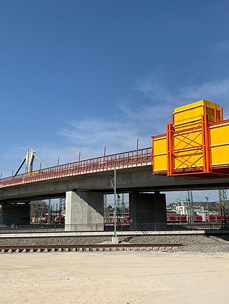 Foto einer Brücke mit gelben Kasten 