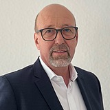 Technischer Direktionsleiter Foto von einer Person mit Brille