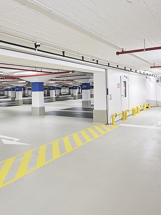 Foto einer sanierten Tiefgarage mit dazugehörender Einfahrt