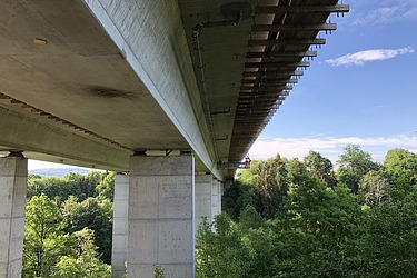 Foto von Instandsetzungsarbeiten unter einer Brücke