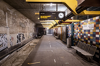 Foto einer U-Bahn Haltestelle mit Graffiti 