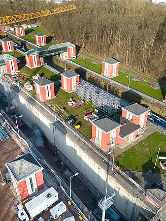 Foto einer Schleuse mit umliegenden Häusern