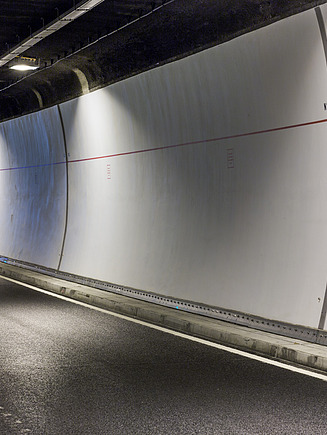 Foto eines Tunnels mit der sanierten weißen Wand