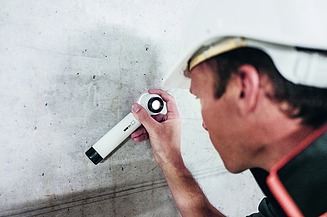 Foto von einem Messgerät und einem Gesicht einer Person