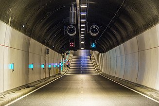 Foto eines Tunnels mit Fahrbahnbeleuchtung