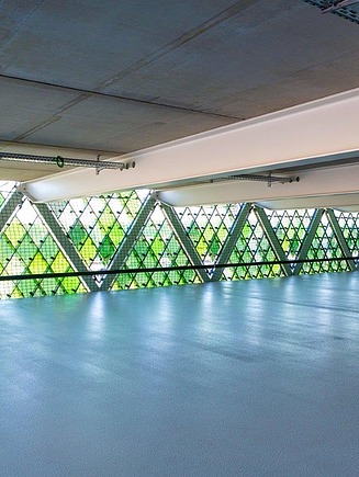 Foto von grünen Glaslamellen am Parkhaus von Innen