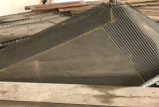 Foto von einer Spitze der Faltdachkonstruktion mit Gitternetz