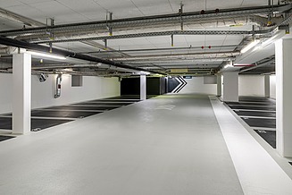 Foto einer Tiefgarage mit Stellplätzen in schwarzer Farbe