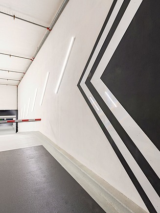 Foto einer Einfahrt mit Schrankensystem in einer Tiefgarage