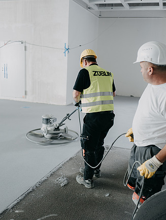 Foto von zwei Personen mit Baumaschinen