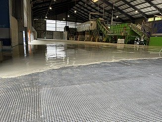 Foto von einer Bodenbeschichtungsflüssigkeit