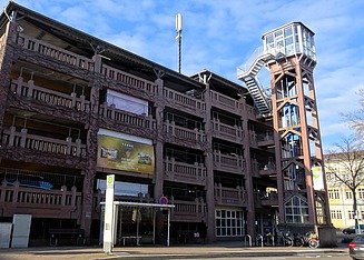 Foto von einem Parkhaus mit Aufzugsturm