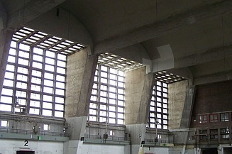 Innenansicht der Großmarkthalle Frankfurt Foto einer Halle mit Fenstern von Innen