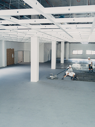 Foto einer Halle mit Arbeitern