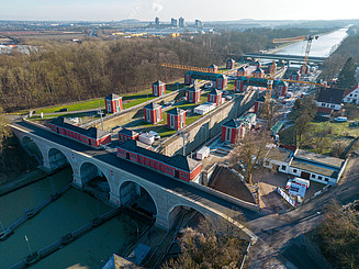 Foto einer Schleuse mit umliegenden Häusern
