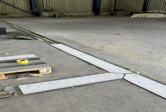 Foto vom Boden der Halle mit Fugen und Rinnen