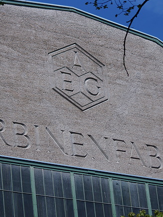 Foto des Schriftzugs auf der Fassade der Halle