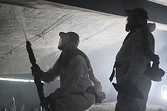 Foto von zwei Personen mit einer Spritzbetonlanze in der Hand